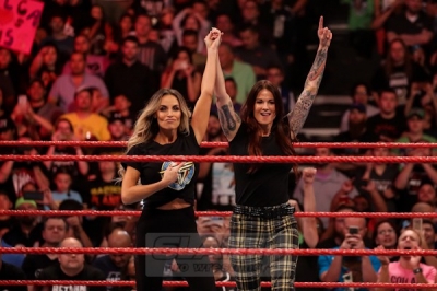 Raw_33_Trish_Stratus_Lita.jpg