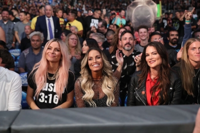 wwe-smackdown-su-fox-becky-lynch-e-charlotte-flair-vs-sasha-banks-e-bayley-6-maxw-1280.jpg