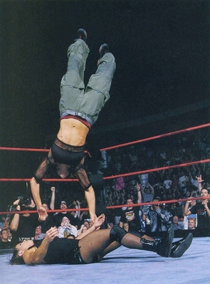 rawmagnov022.jpg