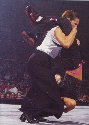 wwfmagfeb015.jpg