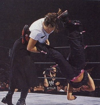 wwfmagfeb012.jpg